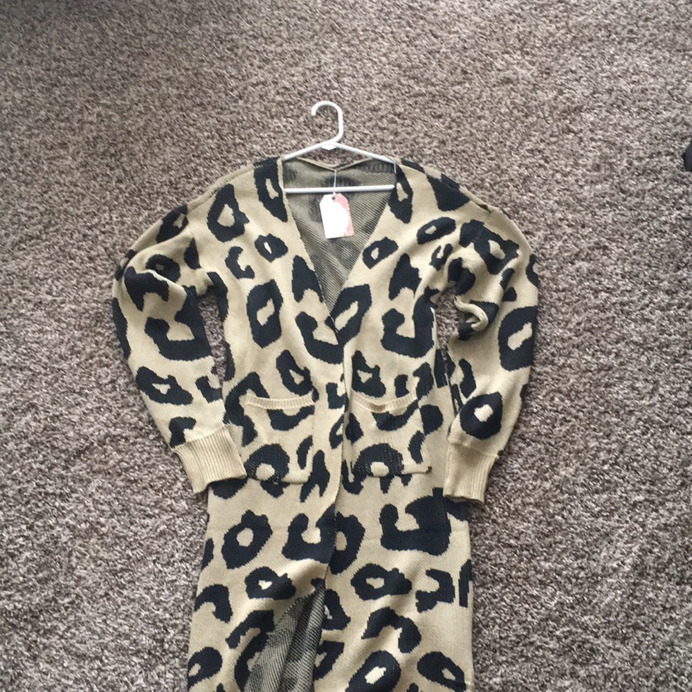 Trendy leopard cardigan!
